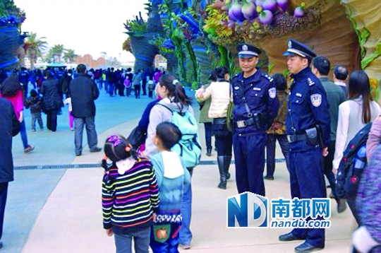 <p>&nbsp;&nbsp;&nbsp;&nbsp;長(zhǎng)隆海洋王國(guó)春節(jié)期間共接待游客近15萬(wàn)人次，橫琴派出所長(zhǎng)隆海洋王國(guó)現(xiàn)場(chǎng)安保執(zhí)勤迎來(lái)了巨大的安保壓力。</p>