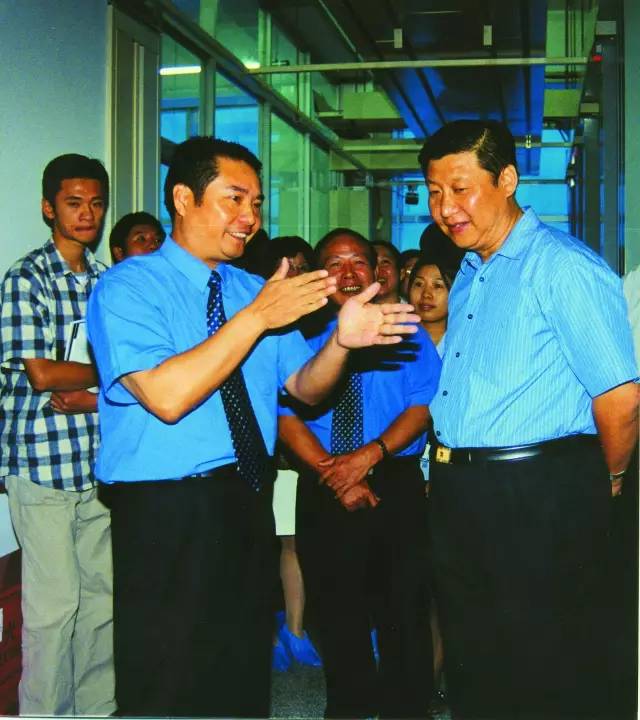 2001年10月，習(xí)近平總書(shū)記（時(shí)任福建省委副書(shū)記、省長(zhǎng)）到中國(guó)電信福建分公司調(diào)研信息化建設(shè)。（資料圖片）