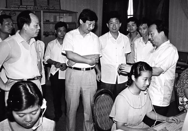 1989年夏天，習(xí)近平總書記（時(shí)任寧德地委書記）到福州調(diào)研程控電話。（資料圖片）