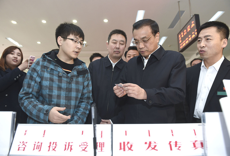 李克強(qiáng)總理在政務(wù)服務(wù)中心考察