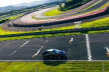 賽道王者新面孔 電動SUV正面硬杠超跑