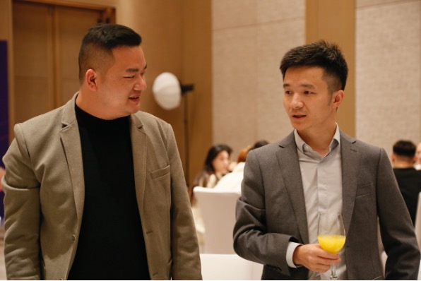 穿著西裝筆挺的男子與小孩

描述已自動(dòng)生成